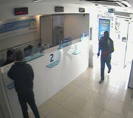 Banka soygunu güvenlik kamerasına yansıdı
