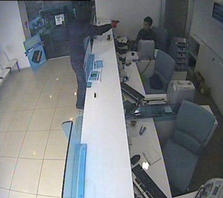 Banka soygunu güvenlik kamerasına yansıdı