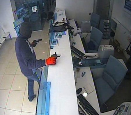 Banka soygunu güvenlik kamerasına yansıdı