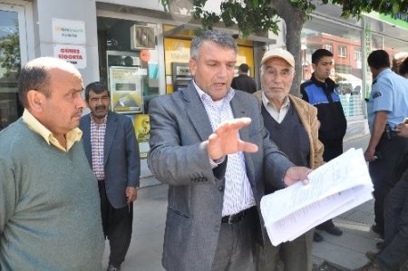 Bankacının, hesaplarından çaldığı parayı istiyorlar