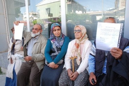 Bankacının, hesaplarından çaldığı parayı istiyorlar