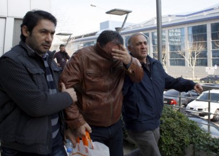 Bankadan itibaren takip ettiği şahsın aracından 30 bin TL çaldı