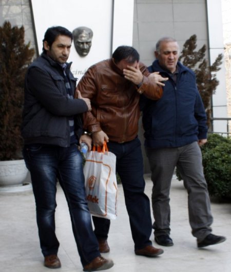 Bankadan itibaren takip ettiği şahsın aracından 30 bin TL çaldı