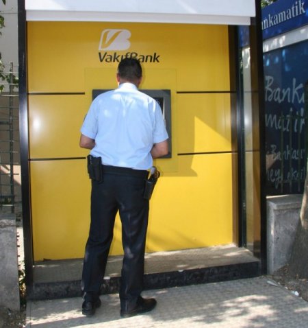 Bankamatikteki Düzenek İhbarı Polisi Alarma Geçirdi