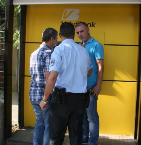 Bankamatikteki Düzenek İhbarı Polisi Alarma Geçirdi