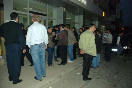 Bankanın Güvenlik Görevlisi, Bankada İntihar Etti