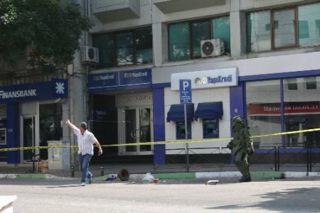 Bankanın Önüne Bırakılan Şüpheli Paketlerden Yemek Artığı Çıktı