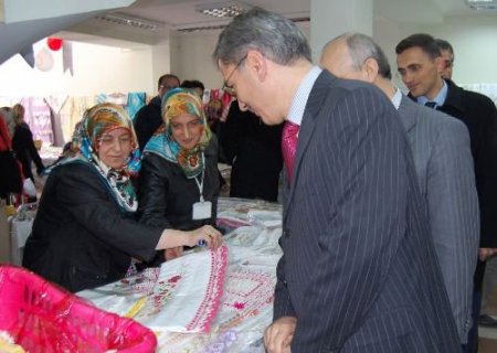 Banu Çiçek Hanımlar Derneği Öğrenciler Yararına Kermes Düzenledi
