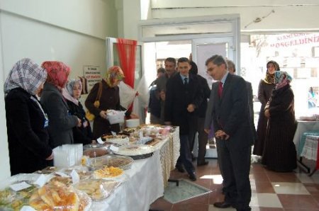 Banu Çiçek Hanımlar Derneği Öğrenciler Yararına Kermes Düzenledi