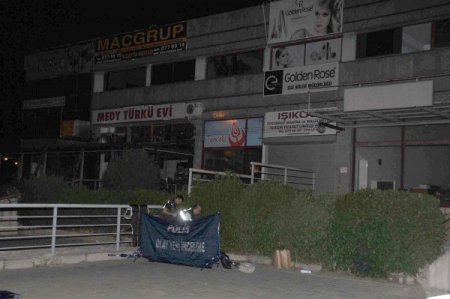 Bar Bateristi Otoparkta Kafasına Ateş Edilerek Öldürüldü