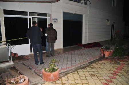 Bar sahibi müşterilerini bıçakladı: 1 ölü, 1 yaralı