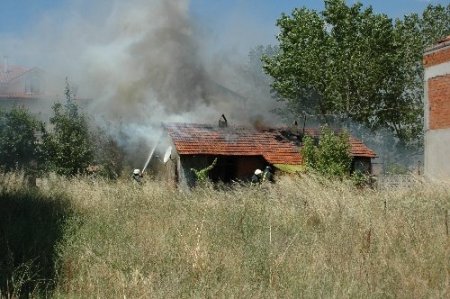 Baraka evde çıkan yangın aile dramını ortaya çıkardı