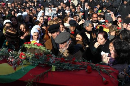 Barış için beyaz tülbent takıldı, beyaz güvercinler uçuruldu