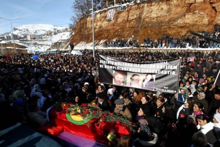 Barış için beyaz tülbent takıldı, beyaz güvercinler uçuruldu