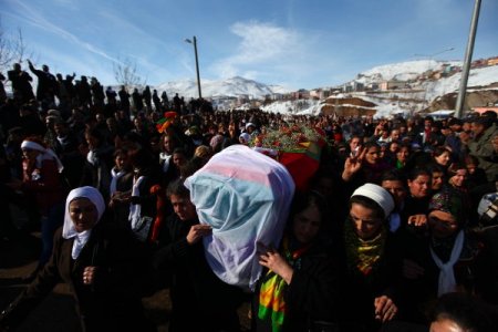 Barış için beyaz tülbent takıldı, beyaz güvercinler uçuruldu