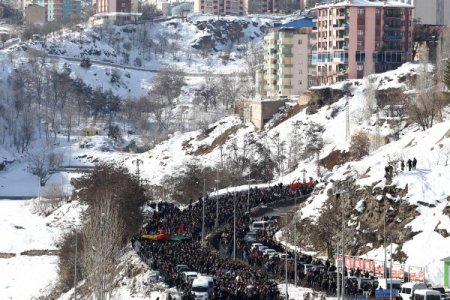 Barış için beyaz tülbent takıldı, beyaz güvercinler uçuruldu