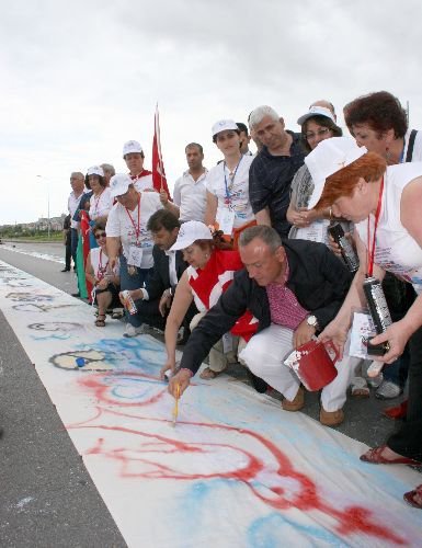 Barış İçin Dünyanın En Uzun Resmini Yapıyorlar