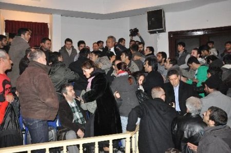 Barış Paneli'nde Yumurta Ve Yumruklar Havada Uçuştu