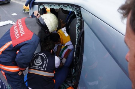 Bariyere çarpan otomobil takla attı: 3 yaralı