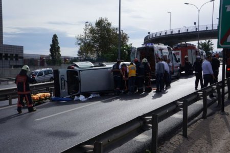 Bariyere çarpan otomobil takla attı: 3 yaralı
