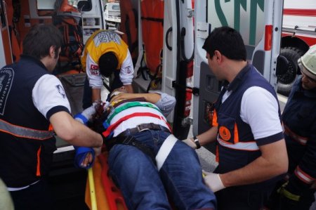 Bariyere çarpan otomobil takla attı: 3 yaralı