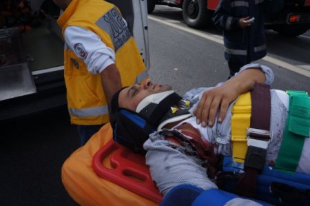 Bariyere çarpan otomobil takla attı: 3 yaralı