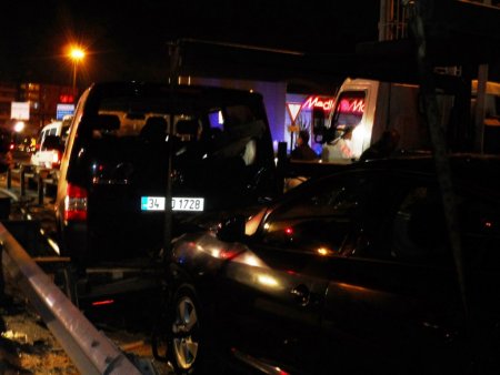 Bariyere saplanan araçtan burnu bile kanamadan çıktı