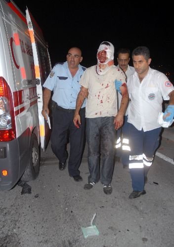 Bariyerlere Çarpan Otomobildeki 2 Genç Yaralandı