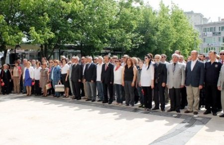 Baro Başkanı, genç avukatlarla anıta çelenk koydu