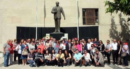 Baro Başkanı, genç avukatlarla anıta çelenk koydu