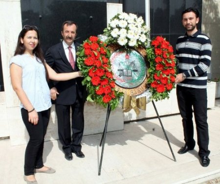Baro Başkanı, genç avukatlarla anıta çelenk koydu
