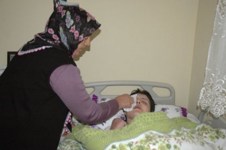 Baş ağrısıyla gittiği hastanede felç geçiren genç kızın ailesi yardım bekliyor