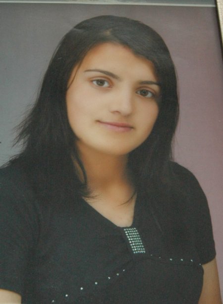 Baş ağrısıyla gittiği hastanede felç geçiren genç kızın ailesi yardım bekliyor