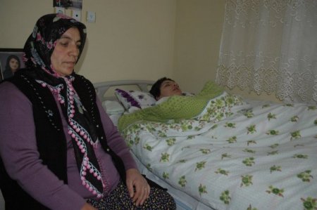Baş ağrısıyla gittiği hastanede felç geçiren genç kızın ailesi yardım bekliyor