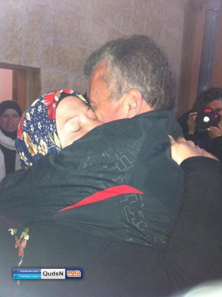 Başakşehir Belediyesi, Filistinli Ahed Tamimi’yi babasına kavuşturdu