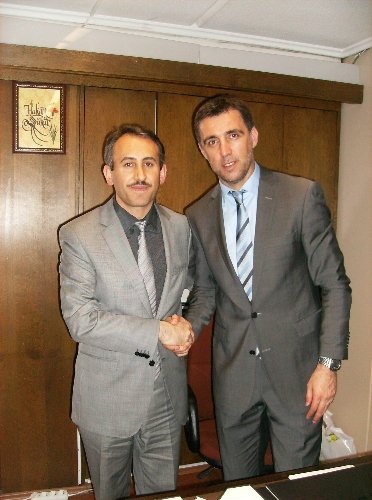 Başarılı öğrenciler, Hakan Şükür’ü ziyaret etti