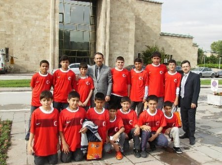 Başarılı öğrenciler, Hakan Şükür’ü ziyaret etti