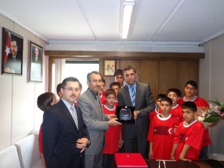 Başarılı öğrenciler, Hakan Şükür’ü ziyaret etti