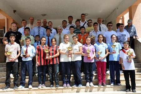Başarılı sporcular ödüllendirildi