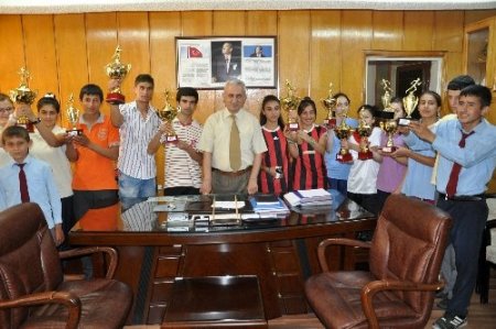 Başarılı sporcular ödüllendirildi