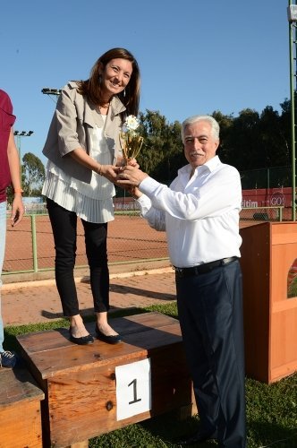 Başarılı tenisçilere kupalarını Zihni Aldırmaz verdi