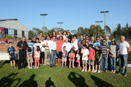 Başarılı tenisçilere kupalarını Zihni Aldırmaz verdi