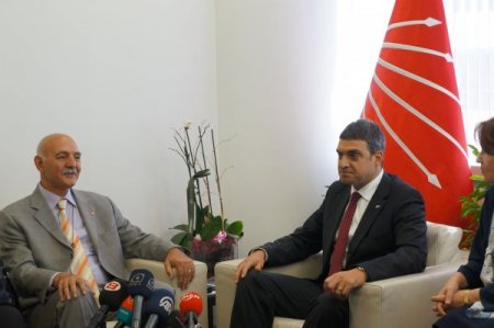 'Başbakan, Türk bayrağı ile cumhuriyet yürüyüşüne gelsin'