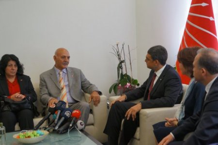 'Başbakan, Türk bayrağı ile cumhuriyet yürüyüşüne gelsin'