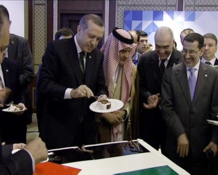Başbakan Erdoğan, Arap konuklarına 'Filistin pastası' yedirdi