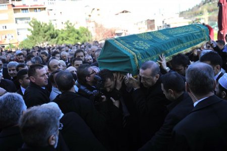 Başbakan Erdoğan, dayısının tabutunu taşıdı