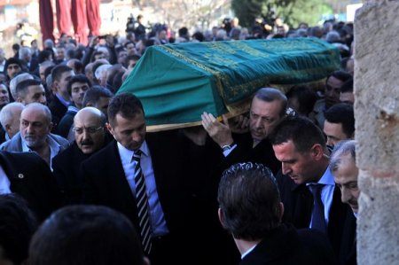 Başbakan Erdoğan, dayısının tabutunu taşıdı