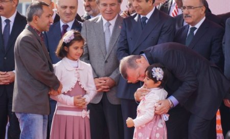 Başbakan Erdoğan, depremzede Ercişlilere yeni evlerinin anahtarını verdi