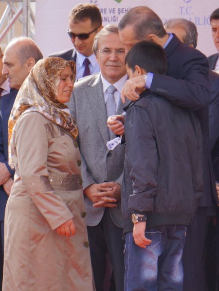 Başbakan Erdoğan, depremzede Ercişlilere yeni evlerinin anahtarını verdi