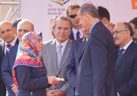 Başbakan Erdoğan, depremzede Ercişlilere yeni evlerinin anahtarını verdi